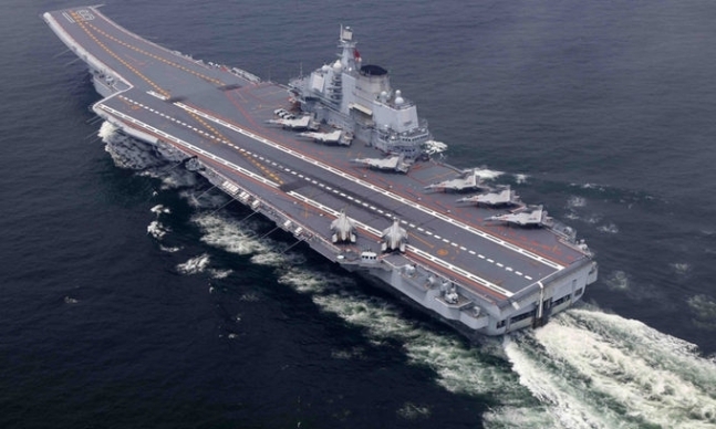 중국 해군 항모 랴오닝호가 훈련을 위해 항해를 하고 있다. 게티이미지 제공