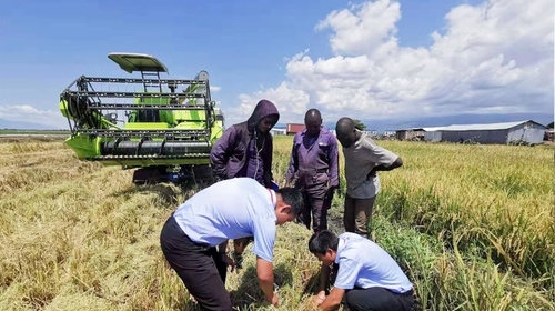 Zoomlion Agricultural Machinery team work together with local Ugandans (PRNewsfoto/Zoomlion)