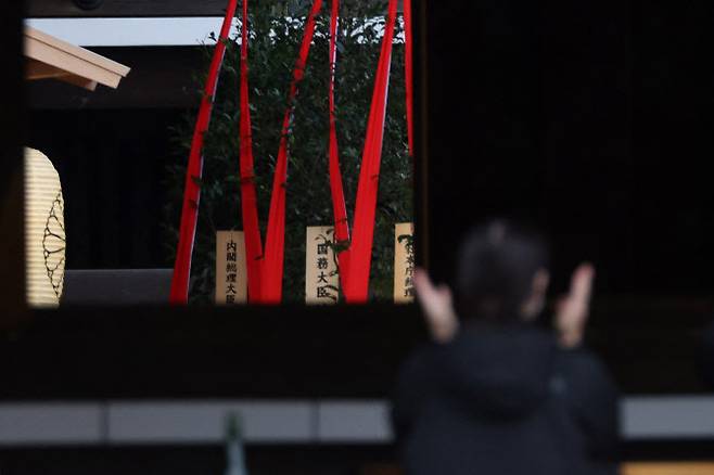 17일 한 남자가 참배하고 있는 야스쿠니 신사에 기시다 후미오 일본 총리가 봉납한 ‘마사카키’가 놓여있는 것이 보인다.(사진=AFP제공)