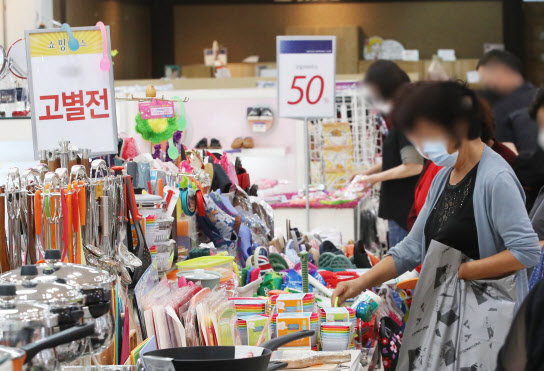 이달말 영업을 중단하기로 한 서울 동작구 태평백화점에서 지난 5일 시민들이 제품들을 살펴보고 있다. (사진=연합뉴스)