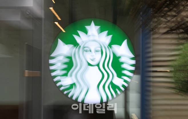 [이데일리 방인권 기자] 매출 기준 국내 1위 커피 전문점인 스타벅스커피코리아가 한국 영업 이래 최대 위기에 직면했다.