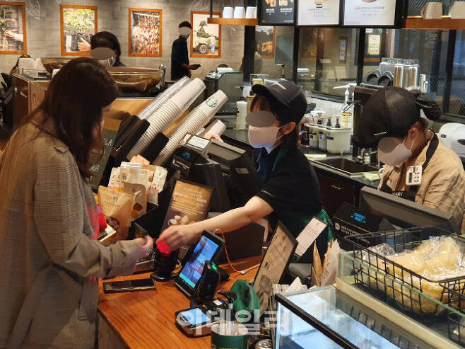 [이데일리 방인권 기자] 7일 오후 서울시내의 한 스타벅스 매장에서 파트너들이 고객응대를 하고 있다.