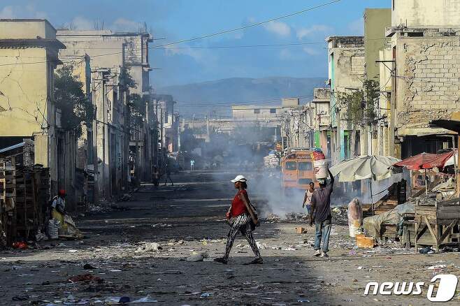 폭력조직들의 총격으로 엉망이 된 포르토프랭스의 거리. © AFP=뉴스1