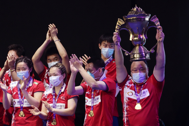 장준(오른쪽) 감독이 이끄는 중국 배드민턴 대표팀 선수들. 지난 3일 핀란드 반타에서 열린 2021 수디르만컵(세계혼합단체배드민턴선수권) 결승에서 일본을 잡고 우승했을 때다. 이번 우버컵에서도 일본을 잡고 우승했다. 반타|연합뉴스