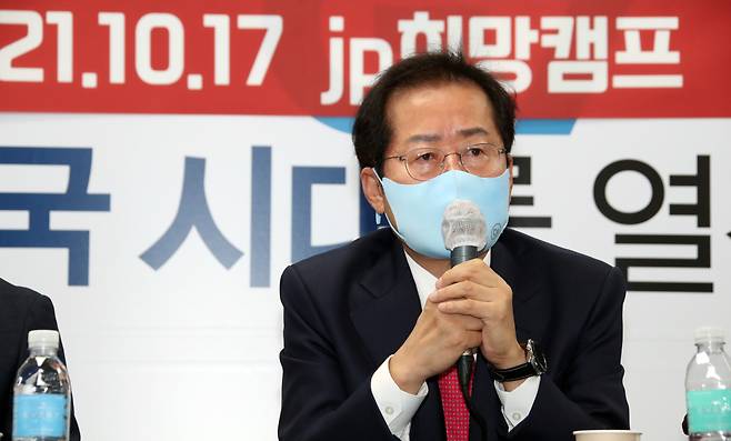 국민의힘 홍준표 대선 경선 후보(오른쪽)와 최재형 전 감사원장(왼쪽)이 17일 오전 서울 여의도 홍준표 캠프 사무실에서 열린 최 전 감사원장 영입 행사에서 꽃다발을 들고 포즈를 취하고 있다. /국회사진기자단