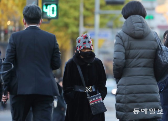 출근길 시민들이 서울 종로 광화문사거리 횡단보도를 지나고 있다. 홍진환 기자 jean@dong.com