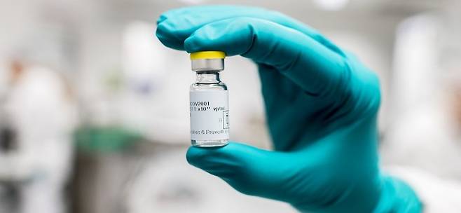 미국 제약사 모더나의 신종 코로나바이러스 감염증(COVID-19·코로나19) 백신에 이어 미국 존슨앤드존슨의 자회사 얀센의 코로나19 백신에 대한 추가접종(부스터샷)도 승인될 전망이다. 존슨앤드존슨 제공