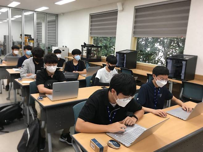 단대소고 학생들이 교실에서 노트북을 활용해 실습을 진행중이다.