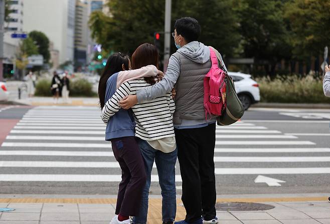 전국 곳곳에 한파특보가 발령된 16일 오후 서울 시내 거리에서 한 가족이 서로를 안아주고 있다. 이번 한파특보는 이날 오후 9시를 기해 발효된다. 서울에 10월 중 한파특보가 내려지는 것은 2004년 이후 17년만이다. 연합뉴스