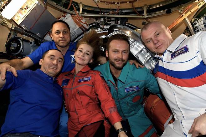 러시아 영화팀이 지구로 돌아오기 직전 우주정거장의 러시아 우주비행사들과 기념촬영을 하고 있다. 로스코스모스 제공