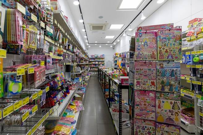 서울 마포구 아현동 아파트단지 상가에 있는 ‘문구야 놀자’ 매장. 무인 결제 시스템으로 운영되는데 초등학생들이 많이 찾는다.