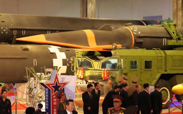 국방발전전람회 '자위-2021'에 전시된 극초음속미사일 '화성-8형'. 진회색 바탕에 주황색 테두리가 칠해진 날렵한 탄두가 지난달 시험발사 장면에서 촬영된 것과 동일하다. 평양=조선중앙통신 연합뉴스