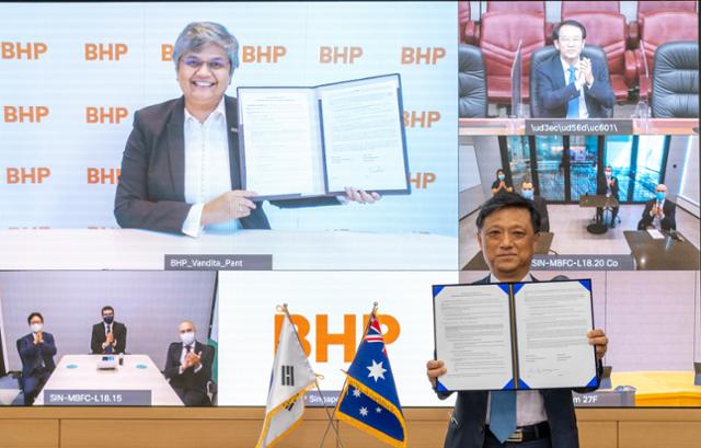 지난 14일 포스코 광양제철소에서 김학동(오른쪽 아래) 사장이 싱가포르의 반디타 판트(왼쪽 위) BHP 사장과 영상회의로 탄소중립 업무협약을 체결하고 있다. 포스코 제공