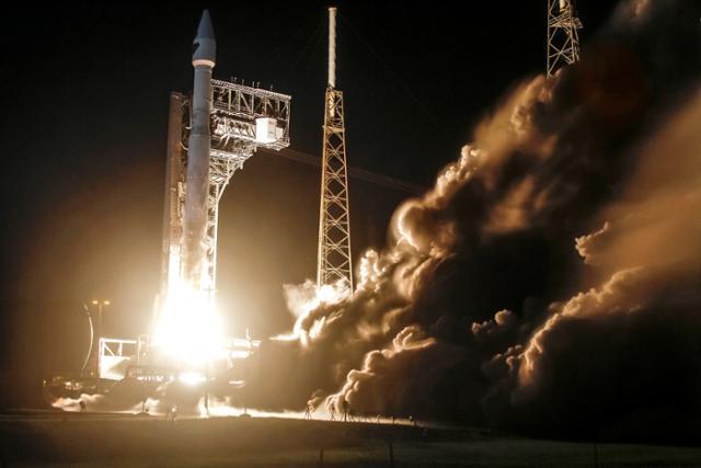 미국 항공우주국(NASA)의 소행성 탐사선 '루시'(Lucy)를 탑재한 아틀라스 5호 로켓이 16일 플로리다주 케이프 커내버럴 우주군기지 제41우주발사장에서 이륙하고 있다. 케이프커내버럴=로이터 연합뉴스