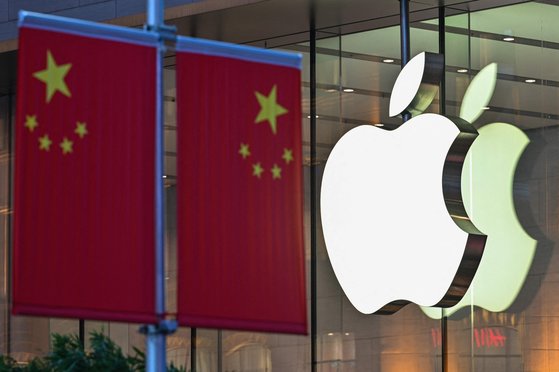 부품 부족과 중국 전력난으로 애플의 아이폰13 출하량이 1000만 대가량 감소할 것으로 전망된다. [연합뉴스]