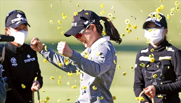 “드디어 해냈다” 이정민이 17일 전북 익산CC에서 열린 동부건설·한국토지신탁 챔피언십 최종 라운드에서 우승이 확정되자 동료들로부터 축하 꽃 세례를 받고 있다. KLPGA 제공