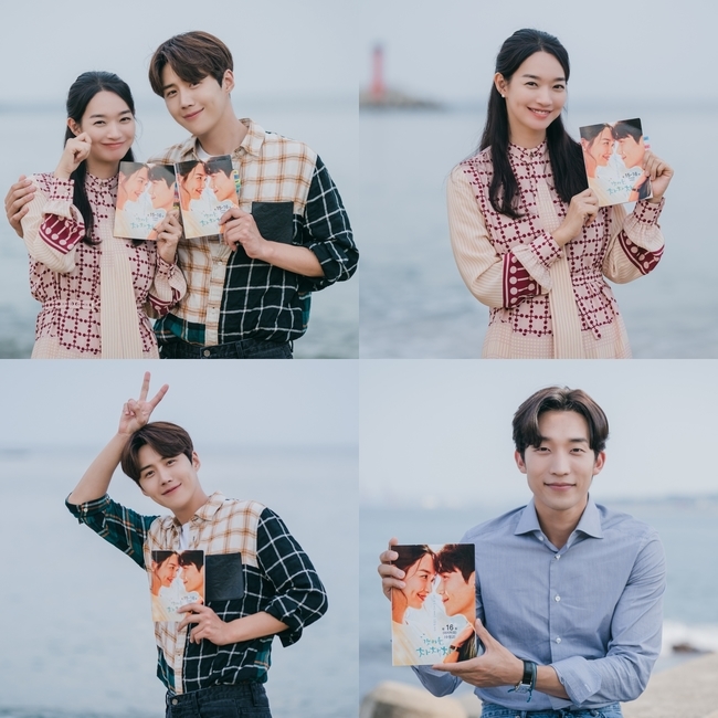Shin Min-a, Kim Seon-ho and Lee Sang Yi, who are in the village of Gat Village Cha Cha Cha, expressed their gratitude for their affection and sincerity ahead of the final episode today (17th).TVNs Saturday drama Gangmae Cha Cha Cha (directed by Yoo Jae-won, playwright Shin Ha-eun, production studio Dragon/jitist) is a tikitaka healing romance played in Resonance, a sea town full of people, woven by realist dentist Yoon Hye-jin (Shin Min-a) and all-round white-water erythema (Kim Seon-ho) ...From the first broadcast until now, the romance of the Sikhye couple has provided a sweet excitement that makes the heart pound, and the relationship with the resonance villagers has played a role of romance healing romance by conveying the laughter and heartbreaking impression at the same time.In the last broadcast of the Gat Village Cha Cha Cha Cha, which is now leaving only the long-awaited final episode, the past mystery of Kim Seon-ho, which had been hidden in the veil, was revealed and the crisis of peak came.However, as always, Hye-jin kept his side struggling with his constant love for the two-piece, and the villagers hugged him with a constant heart.With the help of such a beloved couple and the people around them, it was expected that the romance of the Sikhye couple would walk only the flower path in the appearance of the two-style to overcome all the pain of the past and overcome it, but there was still another wall in front of them.Hye-jin, who was offered a clinical professors position in Seoul, has not yet decided what choice to make.At the end of the broadcast, the death of the supervisor grandmother (Kim Young-ok), who was the strongest support of Hye-jin and Doo-sik and the biggest adult of the resonance, is drawn, and the new sadness that hit the village is predicted.Among them, Shin Min-a, Kim Seon-ho, Lee Sang Yi, and Yoo Jae-won and Shin Ha Eun will give a sincere end impression to the last broadcast and further amplify the curiosity for the last story of the resonance.In the meantime, I thanked viewers who showed their hot interest and affection by using Gang Village Cha Cha Cha Cha Cha every weekend night, and expressed their deep affection for this work, including the production team, colleagues, and thanks to the senior actors.Shin Min-a, who proved the power of Roco Queen once again through the role of Yoon Hye-jin in the play, from unique lovely charm to delicate emotional acting, said, I am grateful for your love of Gang Village Cha Cha Cha Cha Cha Cha.I have been shooting so much for five months that I feel more sorry than I am.It seems that all actors, all the staff, were able to shoot with good energy as much as the love given by viewers.I am grateful that you love not only our Sikhye couple but also the resonances too much. I am grateful to all of my colleagues and senior actors who have been working with Yoo Jae-won, Shin Ha-eun, and all the staff who have worked for the drama.I hope that the time that Hyejin has been working on is a happy time for me, so I hope that our drama will be remembered as a warm rest for many people. Kim Seon-ho, who renewed his new life character through the hero Hong Doo-sik of the ability Manleb resonance, said, I am so grateful for loving Gang Village Cha Cha Cha Cha.Every day was like a dream and a touch. Actors and all the staff had a lot of memory that had been healing throughout the drama shoot.I hope that you have been healing a lot with our drama.I sincerely thank you for loving the village of Gat Village Cha Cha Cha Cha. Lee Sang Yi, who made a deep impression on viewers through the role of star entertainment producer Ji Sung-hyun, also said, I was grateful that I could be with warm people in a warm resonance.I would like to wish this place to say to all the staff including Yoo Jae-won and Shin Ha-eun, who have made me live as Ji Sung-hyun, that you have been really suffering.I was also really happy to be able to act with Shin Min-a, Kim Seon-ho, and all the actors of the resonance.I am grateful to the viewers who have sent me a big love. He conveyed a message called Always Be healthy with his heartfelt impression, and showed a friendly charm until the end.In addition, director Yoo Je-won, who directed the film, and writer Shin Ha-eun, who wrote the script, also said, I feel sorry for you.Thank you to the hard-working actors, staff and writers. Thank you to the residents of Seokbyeong-ri Cheongha Market, Hwajeong sushi shop president and others and Pohang city officials for cooperating with the filming.I thank all those who watched me last. The writer, Shin Ha-eun, said, I will not forget the resonance of the sea village and this summer for a long time.I thank the actors, staffs, and directors who made the small and ordinary stories big and special, and I hope that the Gat Village Cha Cha Cha Cha has been a warm comfort to the lives of viewers. The final episode will air at 9 p.m. (Photo courtesy: tvN)