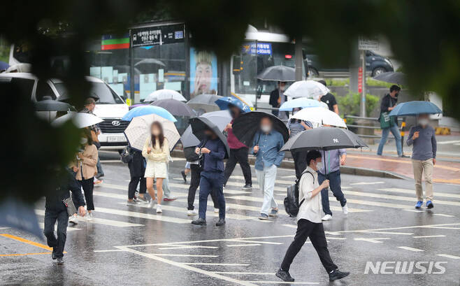 [서울=뉴시스] 배훈식 기자 = 출근길 가을비가 내린 29일 오전 서울 중구 명동성당 사거리 인근에서 우산을 쓴 시민들이 발걸음을 재촉하고 있다. 2021.09.29. dahora83@newsis.com