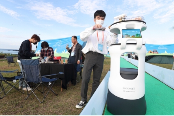 [서울=뉴시스]15일 ‘DIGICO캠핑 in Jeju’ 에 참가한 가족들이 캠핑을 즐기고 있는 모습. (사진=KT 제공) 2021.10.17