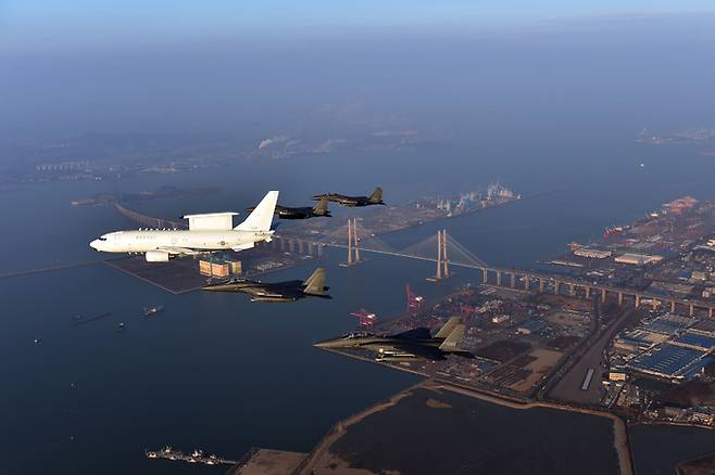 한국 공군 E-737 공중조기경보통제기와 F-15K 전투기 편대가 공중초계임무를 수행하고 있다. 세계일보 자료사진