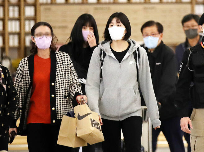 이재영·이다영 쌍둥이 선수가 16일 오후 인천국제공항에 부모님과 함께 도착해 걷고 있다. 인천공항=뉴스1