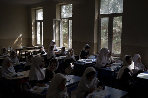 아프가니스탄 수도 카불의 한 학교에서 여학생들이 수업 준비를 하고 있다. 카불=AP연합뉴스