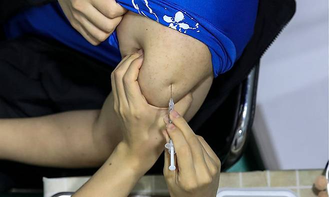 지난 15일 서울 서대문구 북아현문화체육센터에 설치된 예방접종센터를 찾은 시민들이 코로나19 백신 접종을 받고 있다. 뉴시스