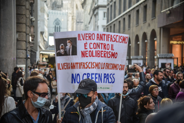 지난 16일 이탈리아 밀라노에서 전날인 15일부터 전 사업장에서 그린패스 도입을 의무화한 정책에 반대하는 근로자들이 거리를 행진하며 정부 조치에 반대하는 시위를 하고 있다. /EPA연합뉴스