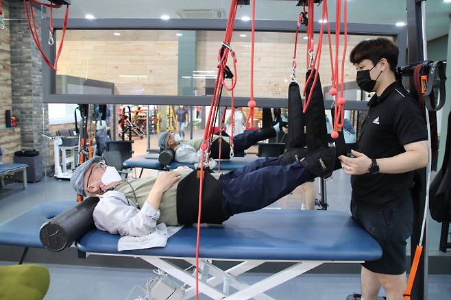 메딜런스 남양주 트레이닝센터에서 어르신들이 재활치료를 받고 있다.
