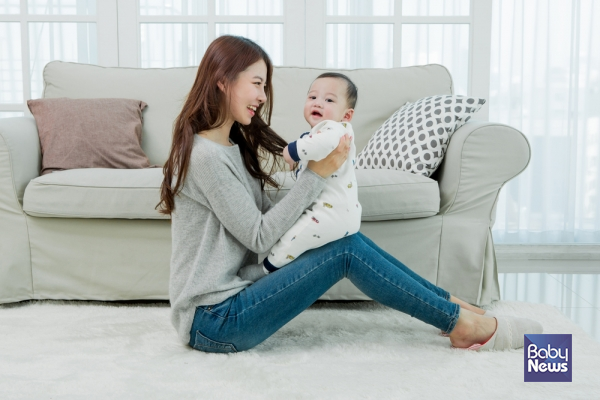 영아기의 아이들은 언어적 표현이 유창하지 못해 비언어적 자극에 민감하다. 그런 만큼 아이가 미소를 지으면 같이 미소를 짓고, 손을 흔들면 같이 손을 흔들어 주면서 모방 행동을 해준다. ⓒ베이비뉴스