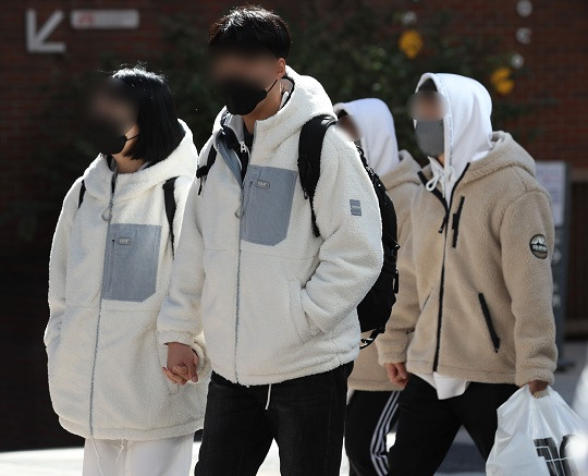 서울 최저기온이 1.3도를 기록한 17일 오후 서울 중구 명동거리에서 두꺼운 옷을 입은 시민들이 걸어가고 있다. 사진=뉴시스