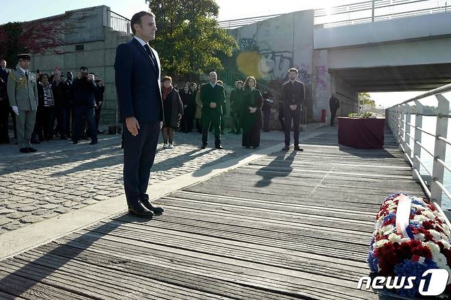 에마뉘엘 마크롱 프랑스 대통령이 지난 10월16일 프랑스 대통령으로서는 처음으로 알제리 학살 희생자 추모 행사에 참여했다. © AFP=뉴스1