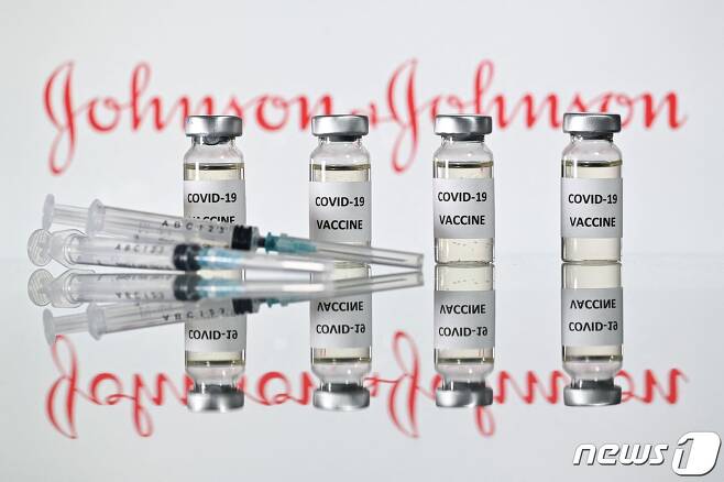 존슨앤드존슨(J&J) 자회사 얀센의 코로나19 백신 이미지. © AFP=뉴스1 자료 사진