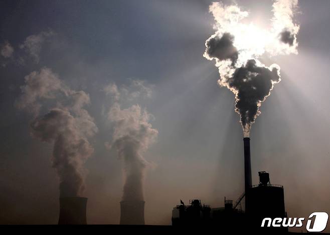 중국이 석탄 부족으로 심각한 전력난을 겪고 있다. 사진은 중국 내몽골 바오터우시의 한 공장 뒤편에 석탄발전소의 모습. © 로이터=뉴스1 © News1 금준혁 기자