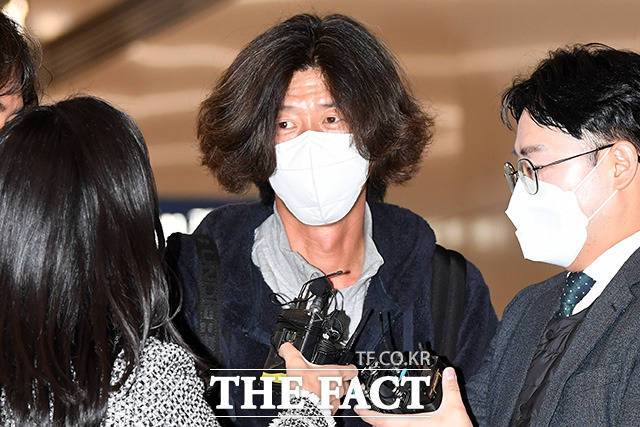 미국에 체류 중이던 대장동 개발 로비·특혜 의혹의 핵심 인물 남욱 변호사가 18일 오전 인천국제공항 제2여객터미널을 통해 귀국해 검찰 수사관에 체포돼 입국장을 나가던 중 취재진의 질문을 듣고 있다. /인천국제공항=남용희 기자