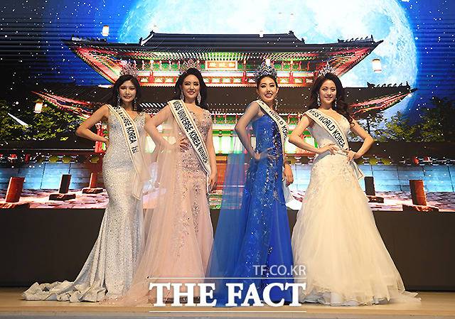 코로나19 여파로 세계 최초 메타버스 공간에서 열린 '2021 미스 월드 코리아, 미스 유니버스 코리아 선발대회' 시사회 및 기자간담회가 18일 오후 서울 강남구 엘리에나 호텔에서 열린 가운데, 미스 유니버스 코리아 1위 김민경, 대상 김지수, 미스 월드 코리아 대상 홍태라, 1위 박진희(왼쪽부터)가 포즈를 취하고 있다. /이새롬 기자