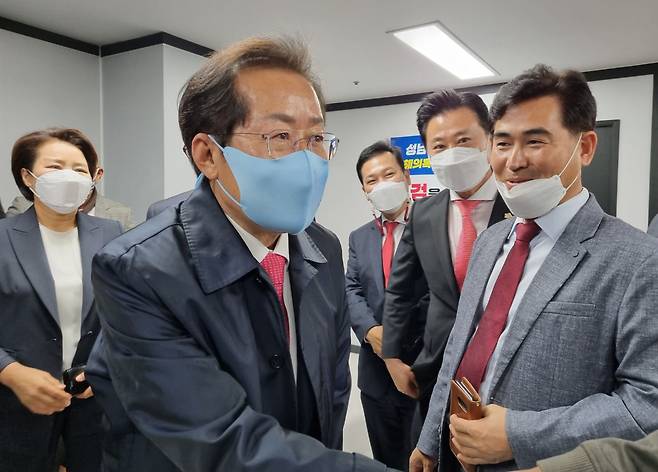 국민의힘 홍준표 대선 경선 후보가 17일 대전을 찾아 당원과 악수하고 있다./연합뉴스