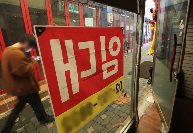 지난 11일 서울 용산구 이태원의 폐업한 상점에 임대문의 안내문이 붙어있다./연합뉴스
