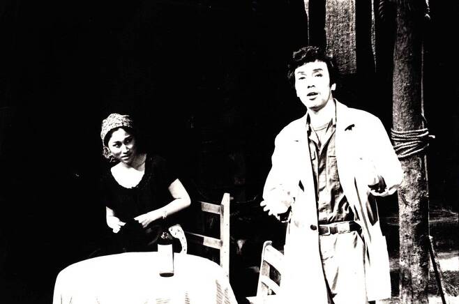 1980년 엘칸토 예술극장에서 공연된 '백양섬의 욕망'(유고 베티 작, 이윤영 연출)에 주연으로 출연한 오영수. 왼쪽 여성은 배우 손봉숙이다.