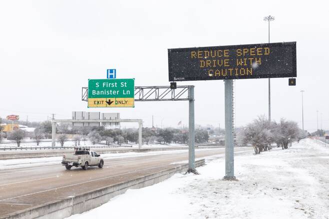 평소 눈이 내리지 않던 미국 남부 텍사스주 오스틴에 지난 2월 혹한이 찾아오며 눈이 내렸다. 텍사스주는 난방용 천연가스의  외부 수출을 제한했다./블룸버그
