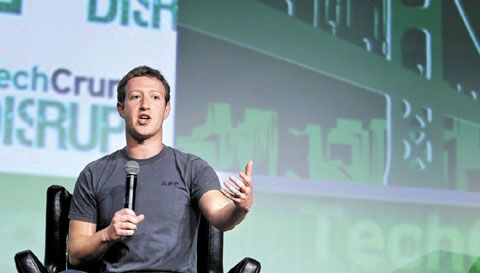 페이스북의 마크 저커버그 최고경영자(CEO)가 미국 샌프란시스코에서 열린 IT 콘퍼런스에 참석해 향후 경영 전략을 설명하고 있다. /AP 연합뉴스