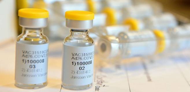 미국 제약사 존슨앤드존슨은  제약 부문 계열사인 얀센이 개발한 신종 코로나바이러스 감염증(COVID-19·코로나19) 백신 ‘부스터샷(추가접종)’을 맞으면 항체 수준이 첫 접종 때 보다 9배 높아졌다는 초기 임상결과를 공개했다. 존슨앤드존슨 제공
