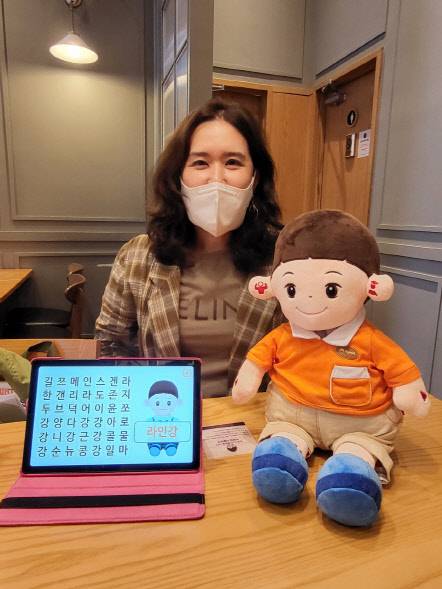 김지희 효돌 대표가 AI 반려로봇 인형의 기능을 설명하고 있다. 안경애기자