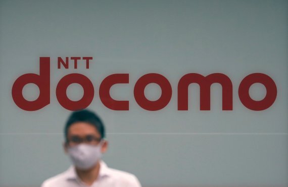 일본 도쿄, 마스크를 쓴 행인 뒤로 NTT도코모의 로고가 보인다. 로이터 뉴스1