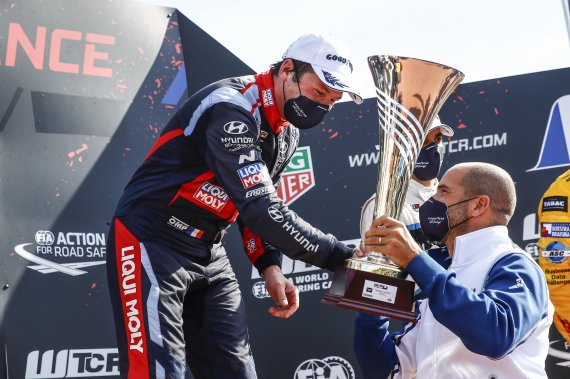 프랑스에서 열린 '2021 WTCR' 6차전 두번째 결승 레이스에서 우승을 차지한 잔 칼 버네이(엥슬러 현대 N 리퀴몰리 레이싱팀 소속) 선수가 트로피를 받고 있다. 현대차 제공
