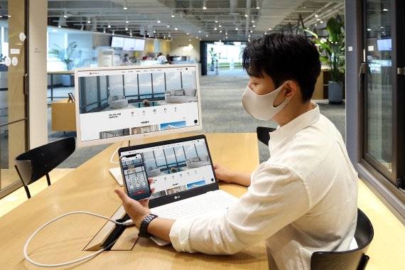 LX하우시스 직원이 기업간거래(B2B) 고객용 온라인 사이트인 'B2B 디지털 카탈로그'를 이용하고 있다. LX하우시스 제공