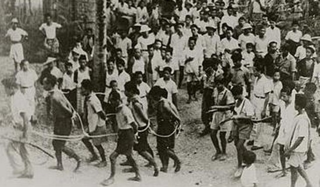 1965~66년 인도네시아에서 공산당 연루 용의자들이 포승줄에 묶여 끌려가고 있다.