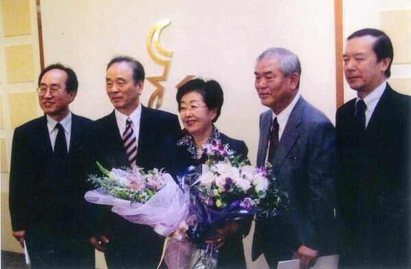 2003년 부인이자 동료인 지순(가운데) 전 교수의 ‘비추미상’ 수상을 축하하던 원정수(오른쪽 둘째) 교수. 맨 왼쪽이 필자 임창복 교수. 사진 간삼건축 제공