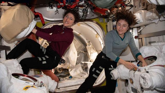 국제우주정거장의 크리스티나 코크(왼쪽)와 제시카 메어. 2020년 1월. NASA