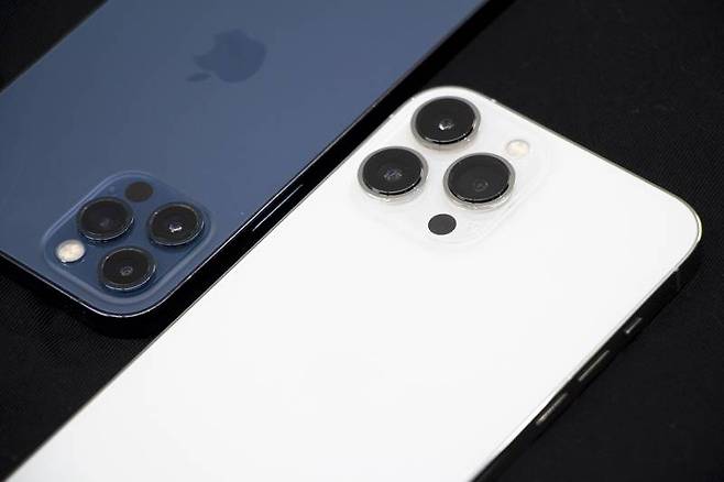 아이폰 12 프로(좌)와 아이폰 13 프로 맥스(우). 출처=IT동아